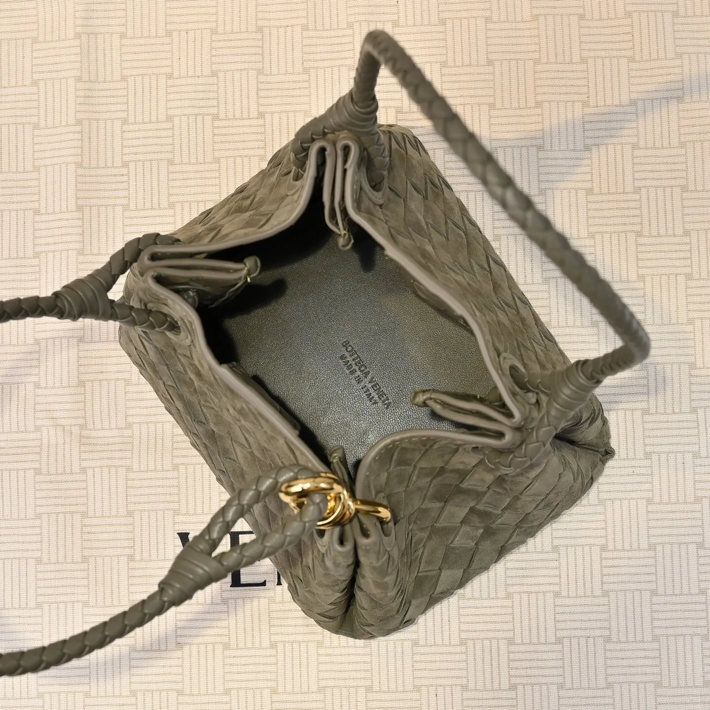 Batch 1760 BV's new intrecciato suede woven leather shoulder bag. It comes with a detachable cross-body strap. It comes with a mini bag inside. The appearance retains the unique design of BV woven. The parachute bag is a bag that makes people excited before seeing the actual thing. The small gold knot embellishment is full of simple and high-end sense to meet your needs in different occasions. Model: 6569 Size: 21X17X16.5cm